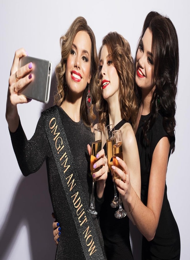 بارتي فور إيفر وشاح PartyForever OMG! أنا بالغة الآن - وشاح أسود لامع بأحرف ذهبية وردية ودبوس لؤلؤي فاخر | وشاح مرح لعيد الميلاد الثامن عشر أو التخرج | طويل جدًا، ظهر ناعم، هدية عصرية - Image 3
